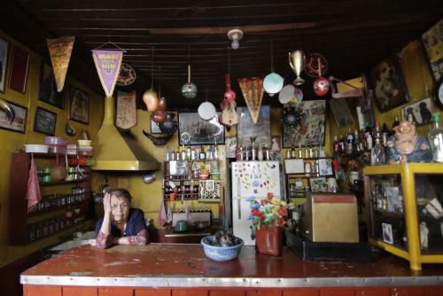 Bar El olvido y doña Elsa